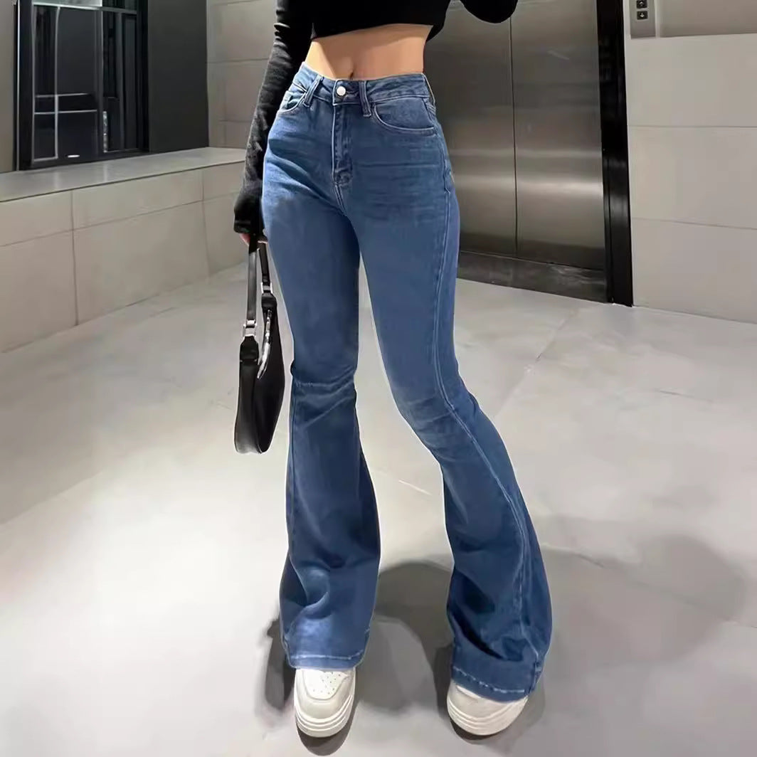 Le Denim Droit au Tombé Impeccable