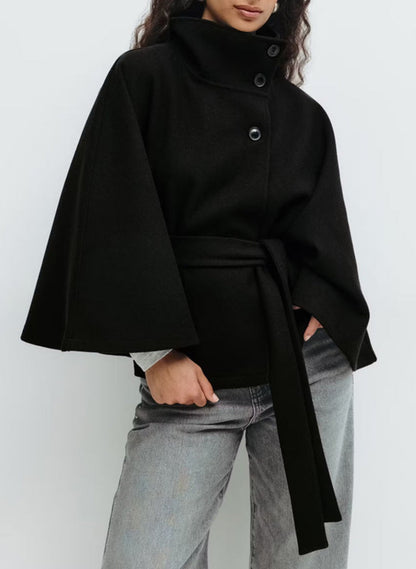 Manteau ample à col montant et manches chauve-souris avec ceinture