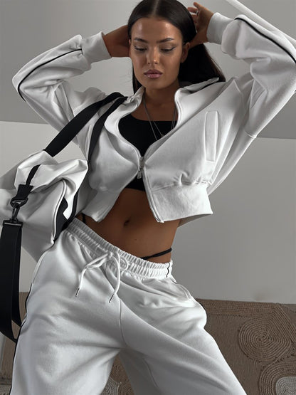 Ensemble décontracté chic : Pantalon et top en dentelle.