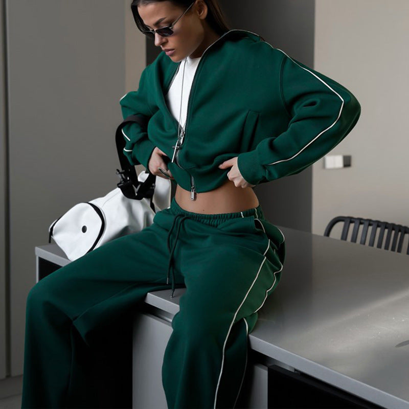 Ensemble décontracté chic : Pantalon et top en dentelle.