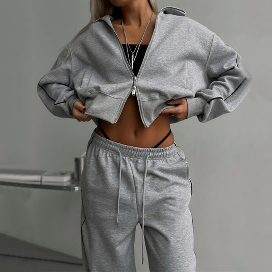 Ensemble décontracté chic : Pantalon et top en dentelle.